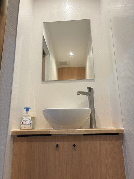 木目調のアクセントが効いた店舗のトイレ空間