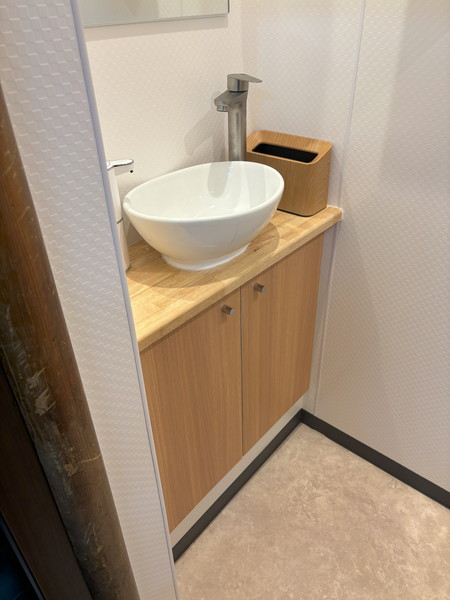 木目調のアクセントが効いた店舗のトイレ空間