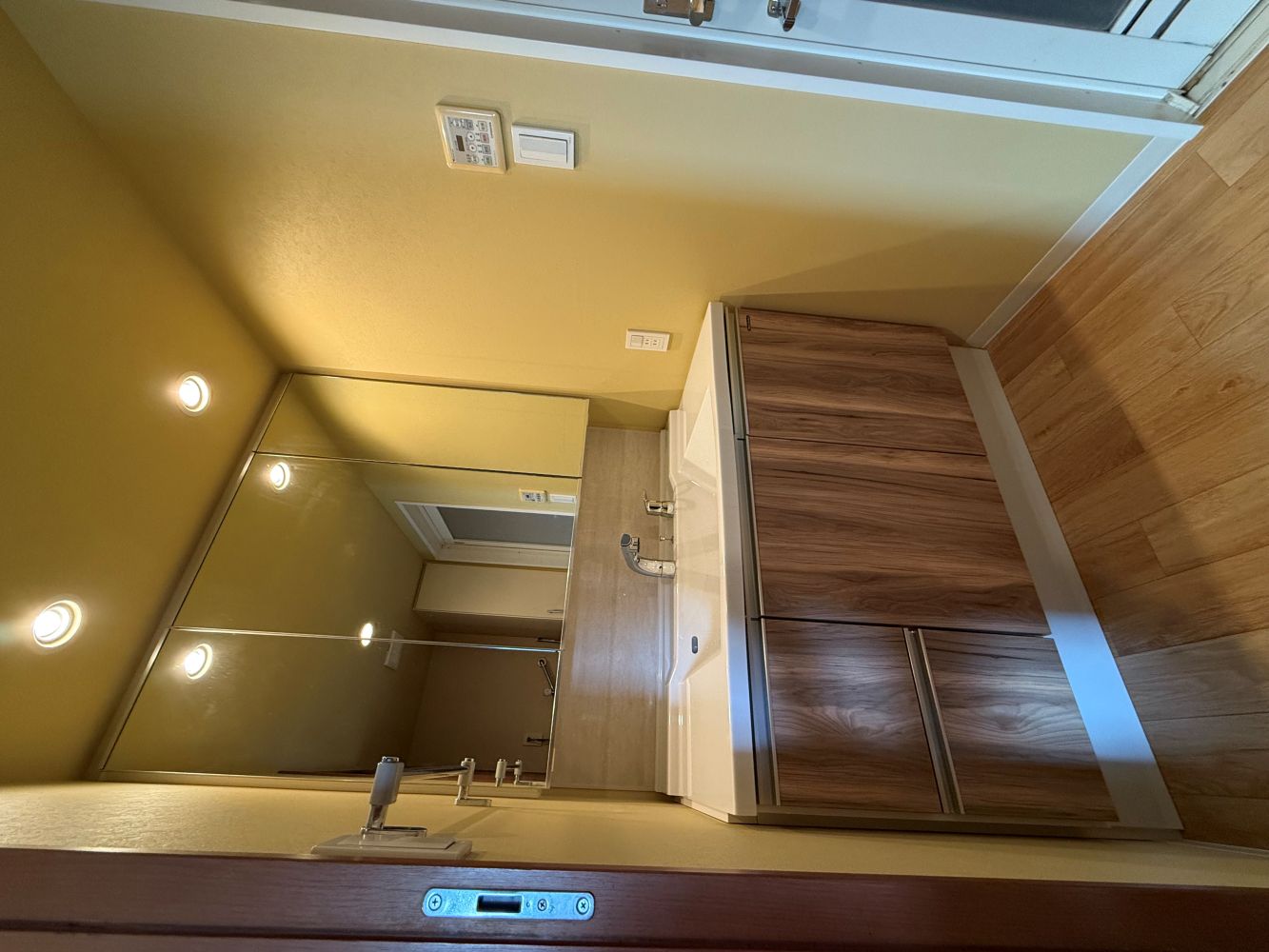 サイズオーダーで隙間なくぴったり　洗面所リフォーム