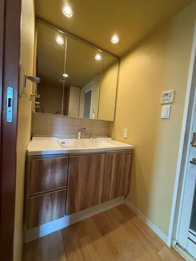 サイズオーダーで隙間なくぴったり　洗面所リフォーム