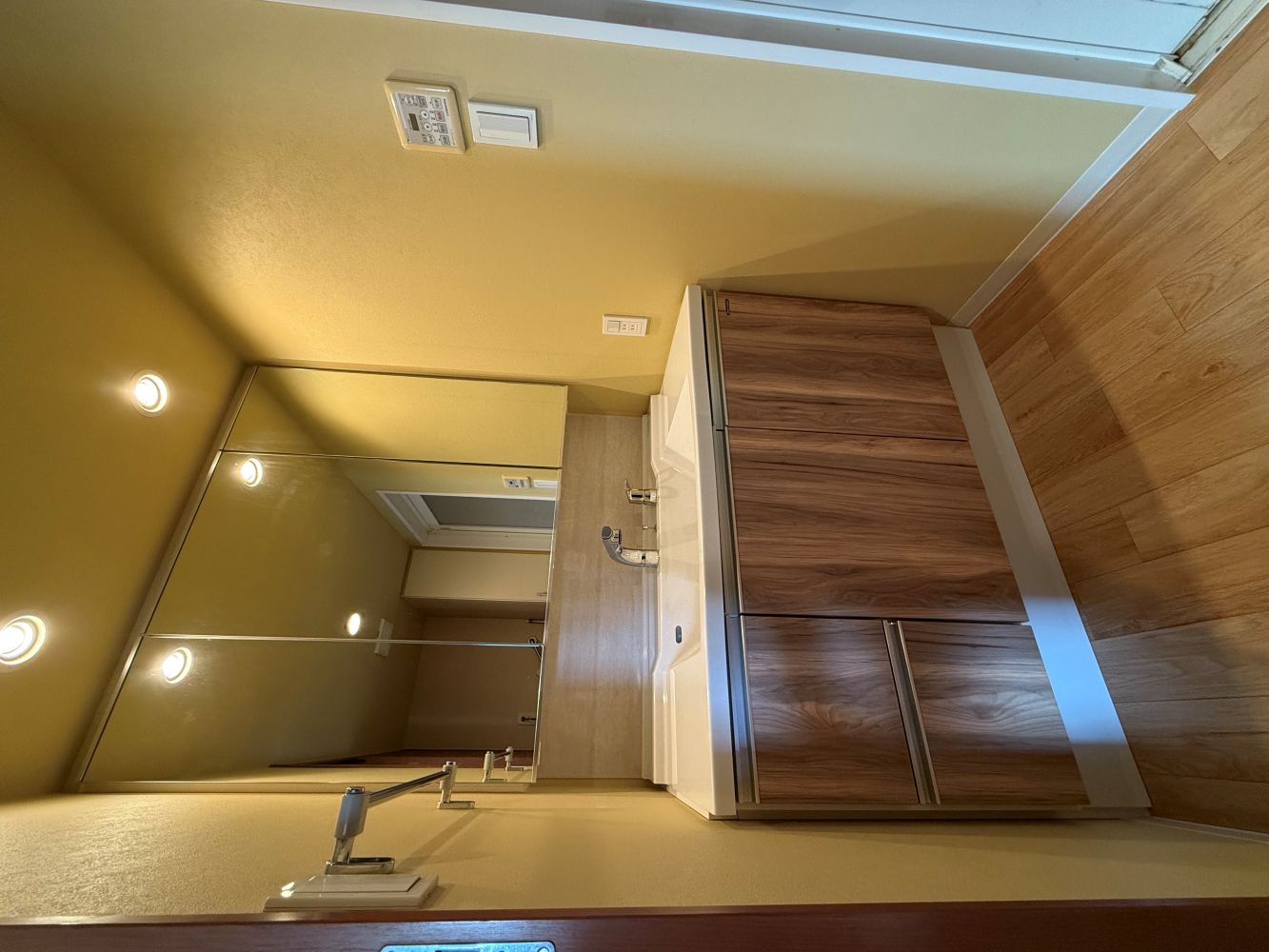 サイズオーダーで隙間なくぴったり　洗面所リフォーム