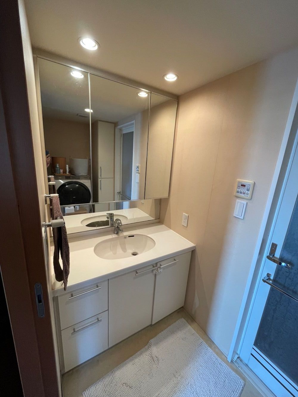 サイズオーダーで隙間なくぴったり　洗面所リフォーム