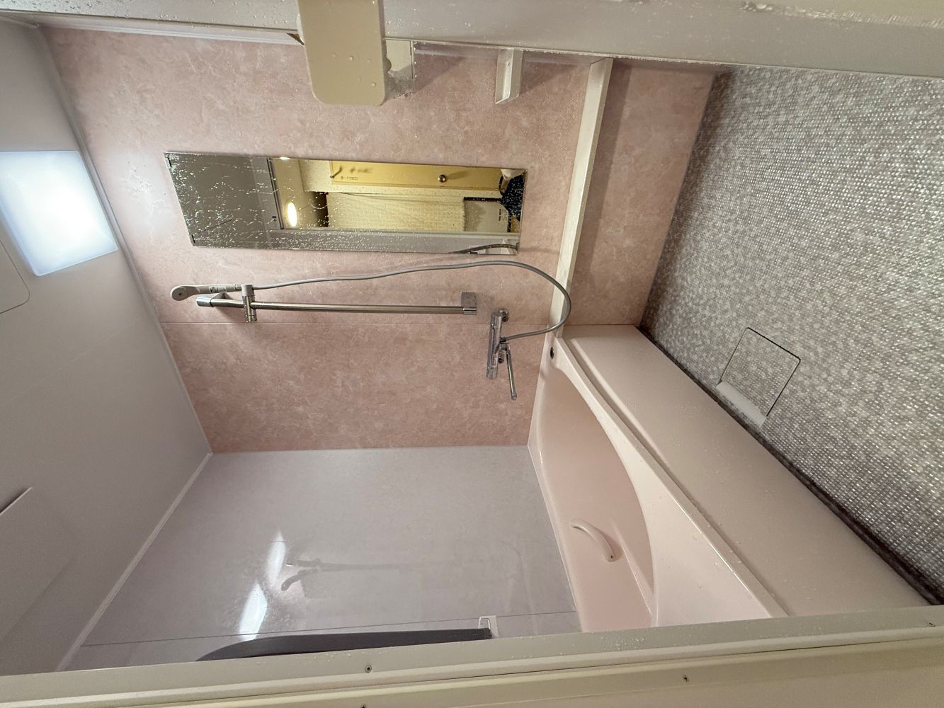 明るく暖かいお風呂へ　ユニットバス・給湯器リフォーム