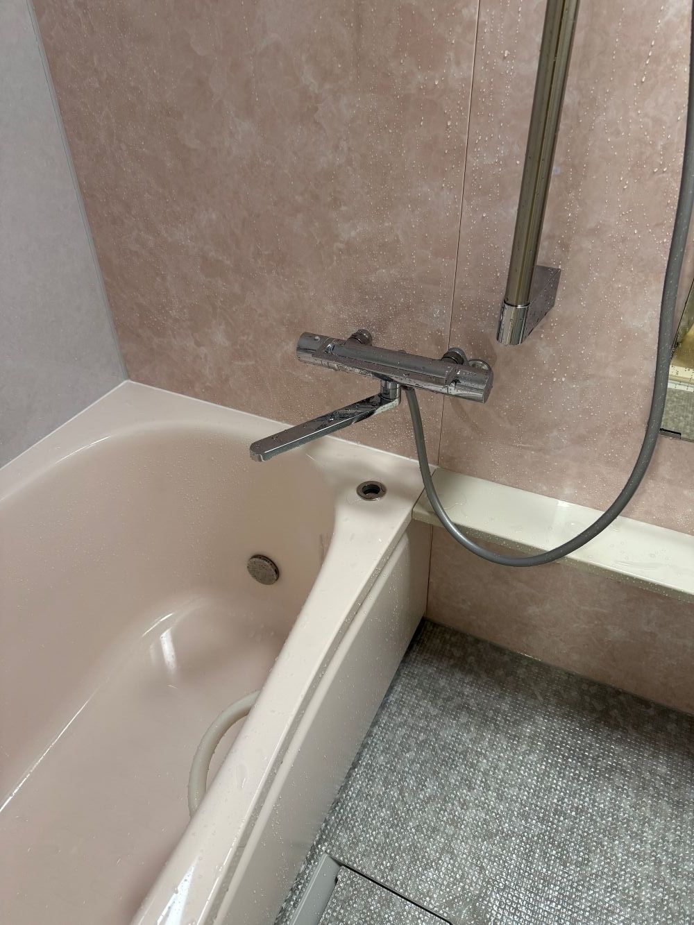 明るく暖かいお風呂へ　ユニットバス・給湯器リフォーム