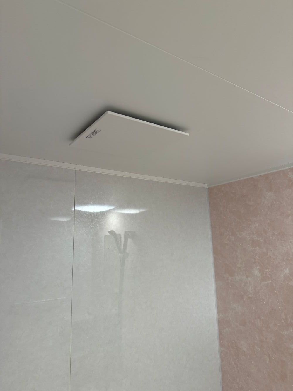 明るく暖かいお風呂へ　ユニットバス・給湯器リフォーム