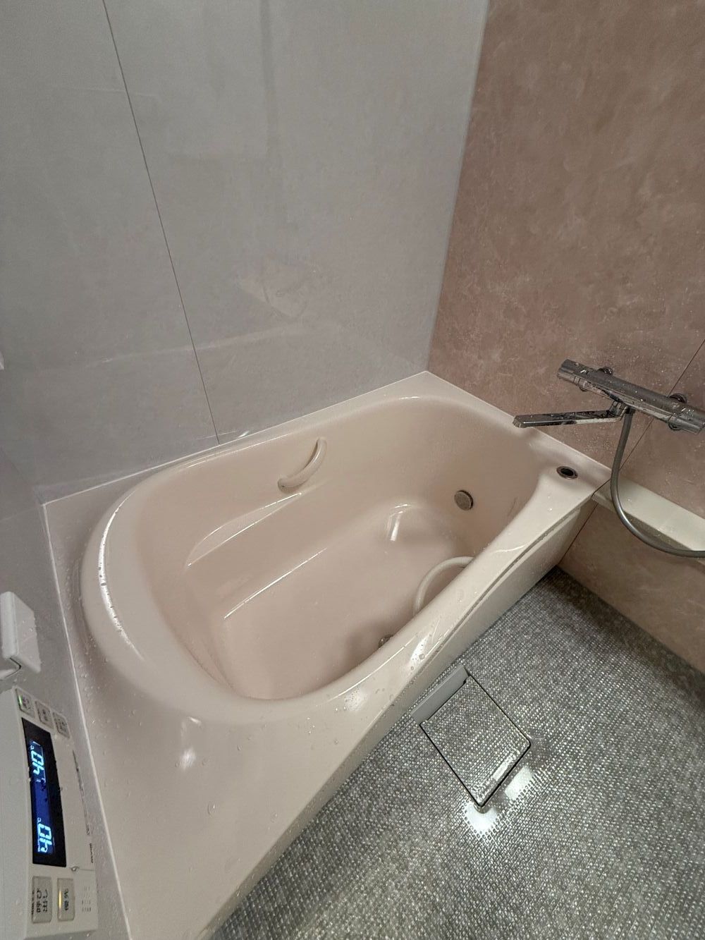 明るく暖かいお風呂へ　ユニットバス・給湯器リフォーム