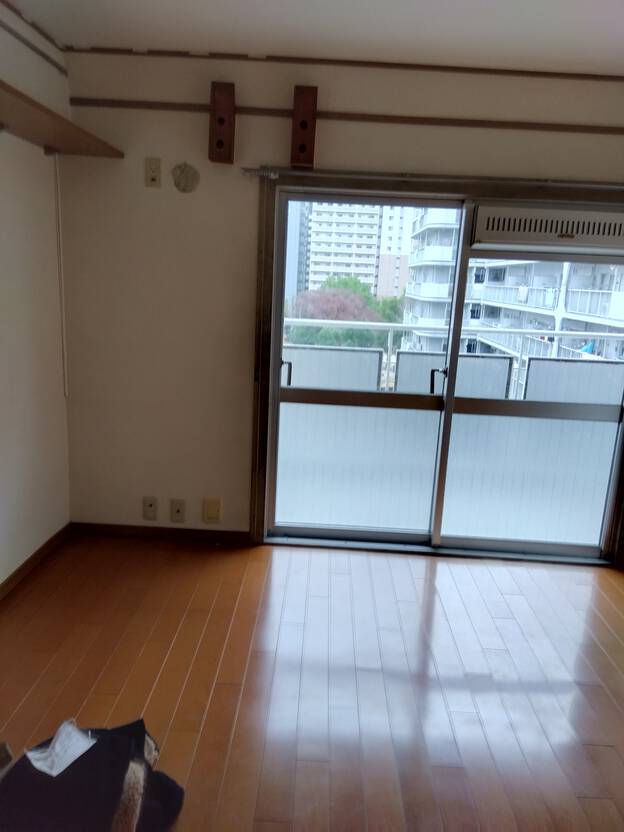 和室から洋室に変更と各部屋クロス貼り替え、窓枠塗装。