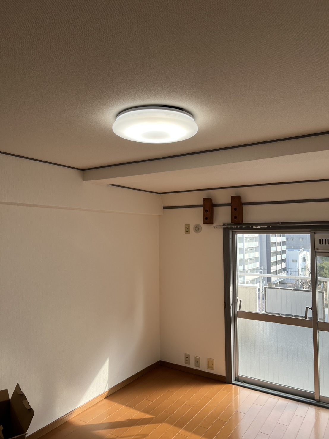 和室から洋室に変更と各部屋クロス貼り替え、窓枠塗装。