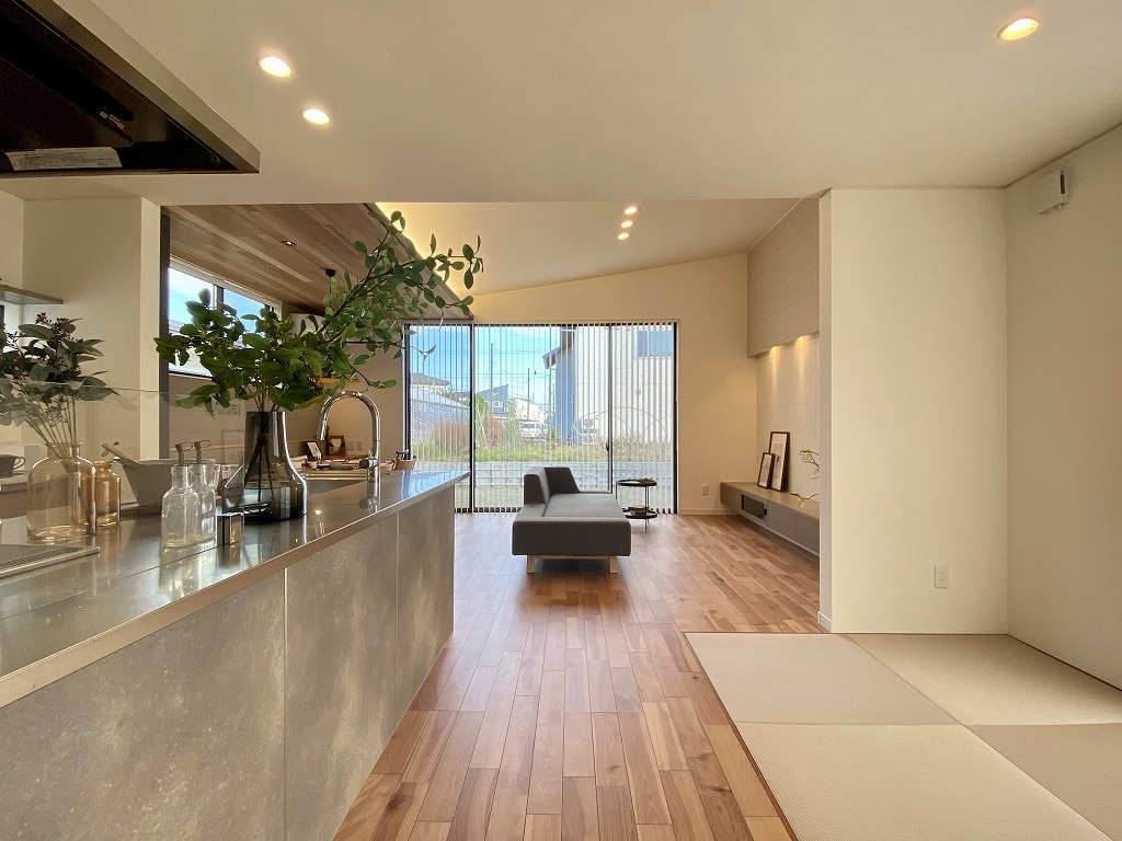 スタイリッシュな外観と素材のコントラストを活かしたインテリア