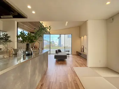 スタイリッシュな外観と素材のコントラストを活かしたインテリア