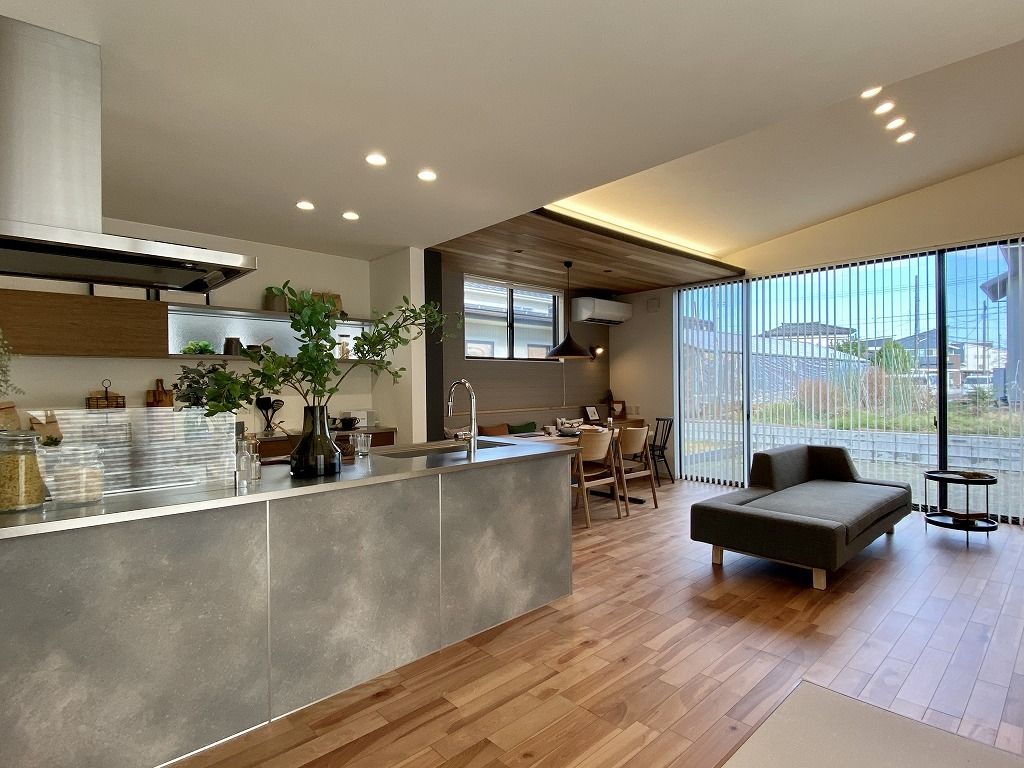 スタイリッシュな外観と素材のコントラストを活かしたインテリア