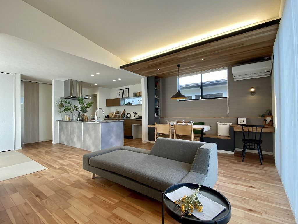 スタイリッシュな外観と素材のコントラストを活かしたインテリア