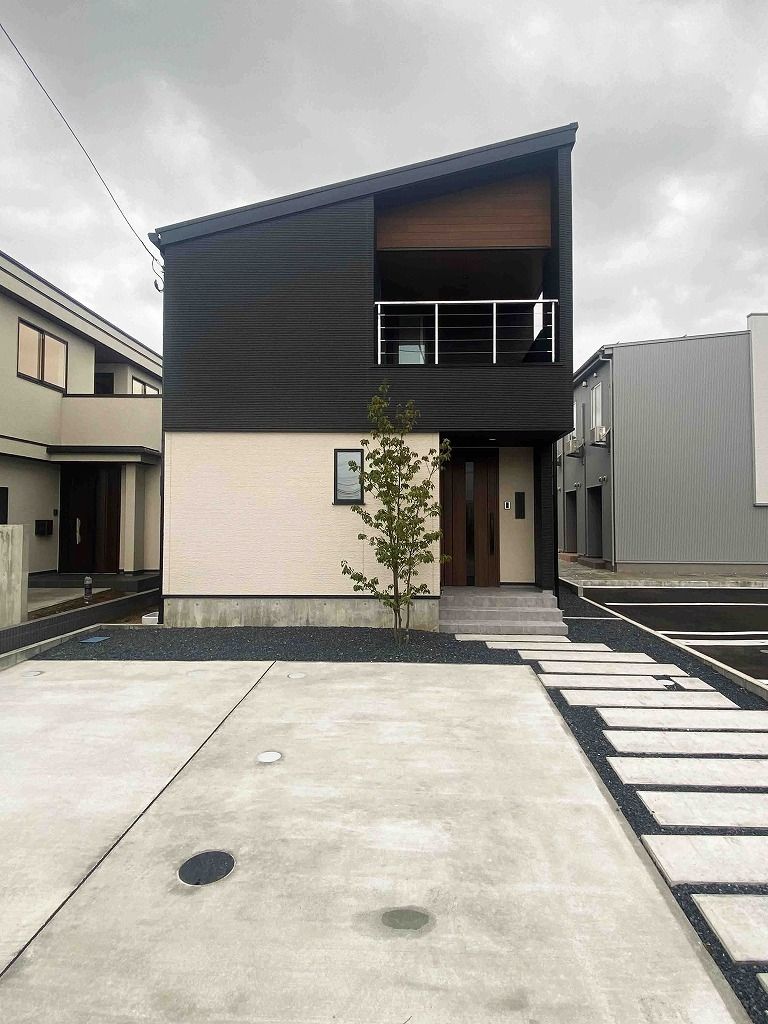 スタイリッシュな外観と素材のコントラストを活かしたインテリア