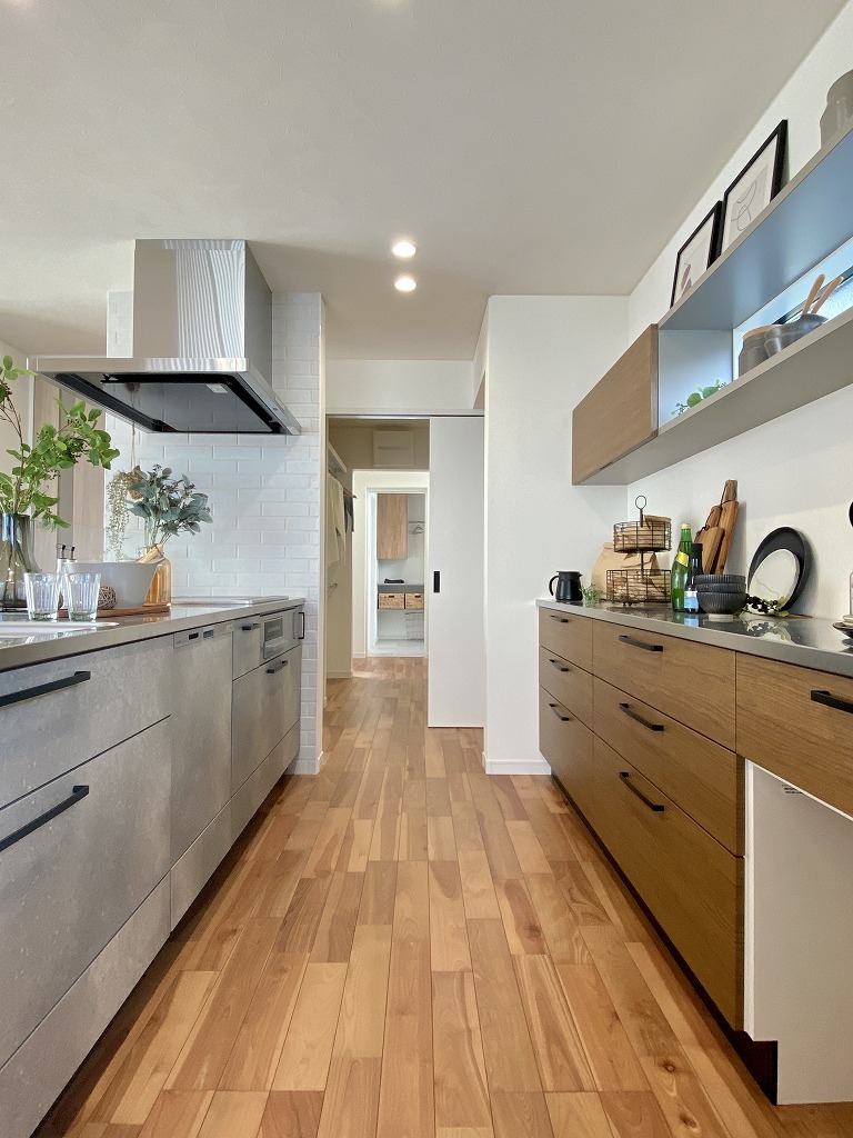 スタイリッシュな外観と素材のコントラストを活かしたインテリア