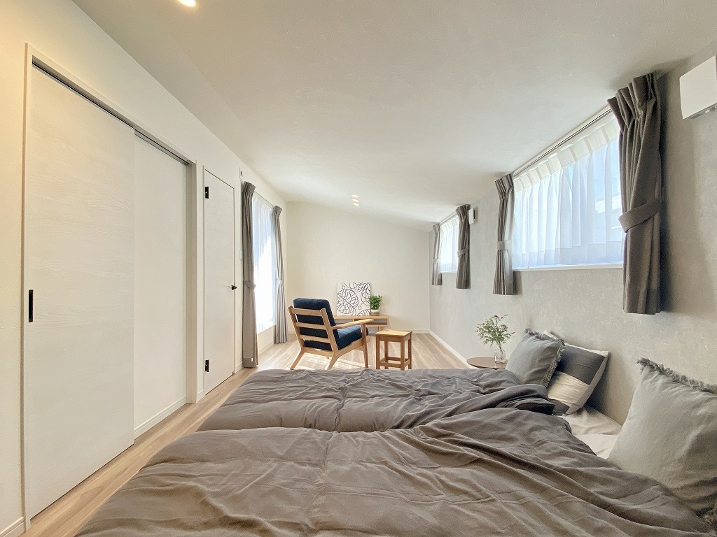 スタイリッシュな外観と素材のコントラストを活かしたインテリア