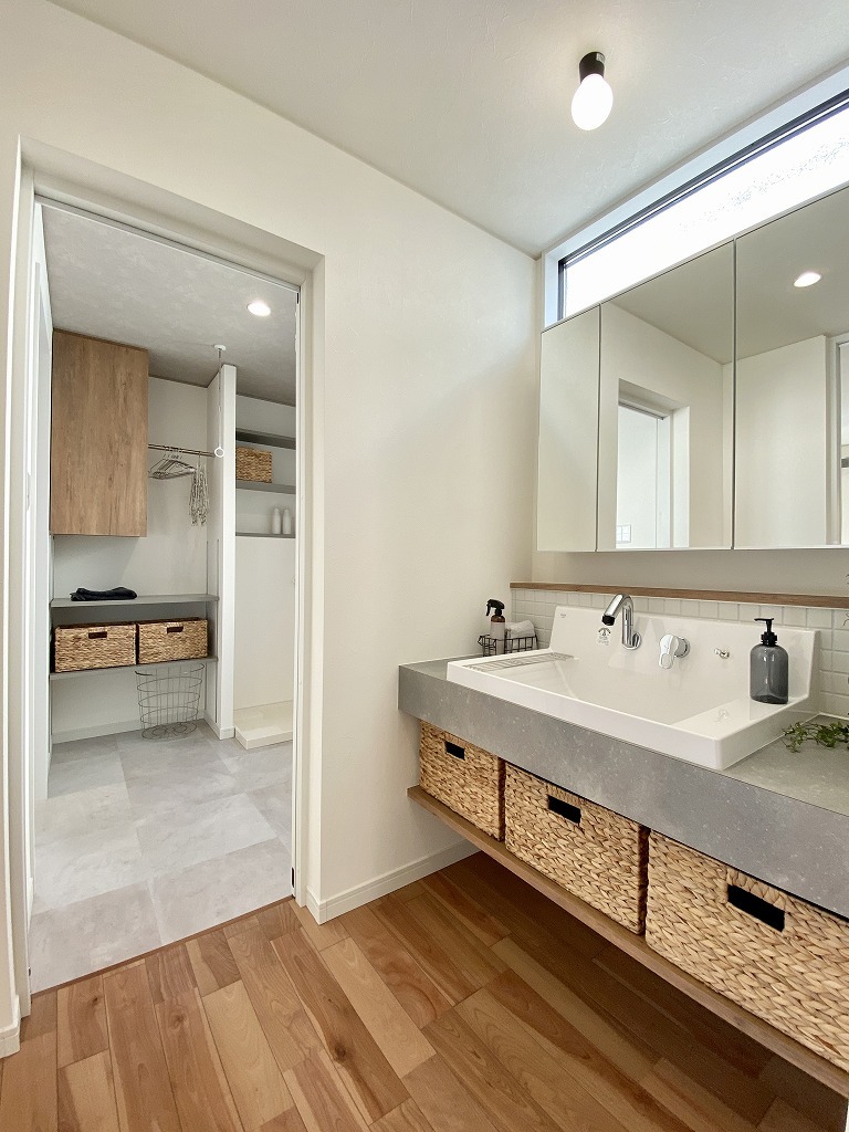 スタイリッシュな外観と素材のコントラストを活かしたインテリア