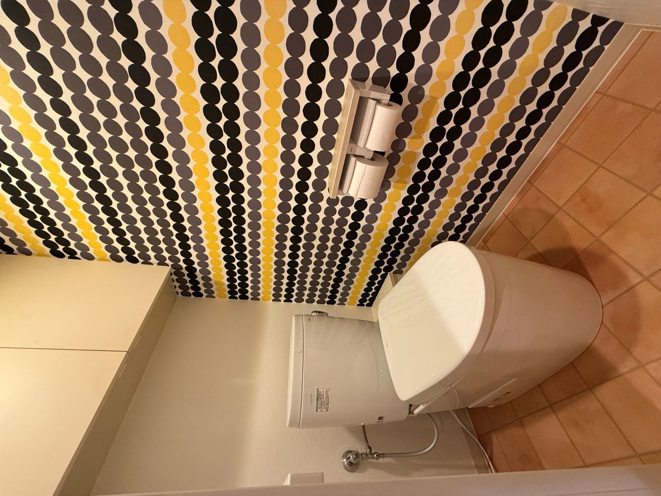 アクセントクロスが目を引く空間　トイレリフォーム