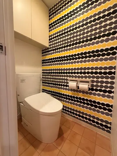 アクセントクロスが目を引く空間　トイレリフォーム