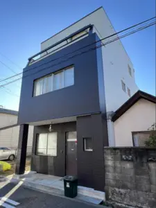 外壁塗装で黒をアクセントとして落ち着きある外観へ