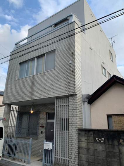 外壁塗装で黒をアクセントとして落ち着きある外観へ