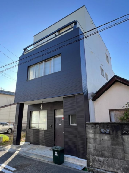 外壁塗装で黒をアクセントとして落ち着きある外観へ