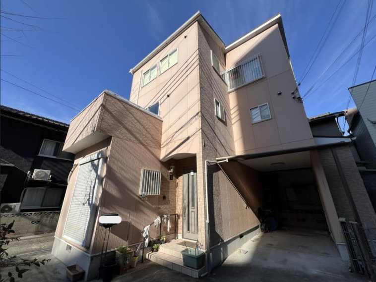 青の配色を2つ使って印象的な外観へ