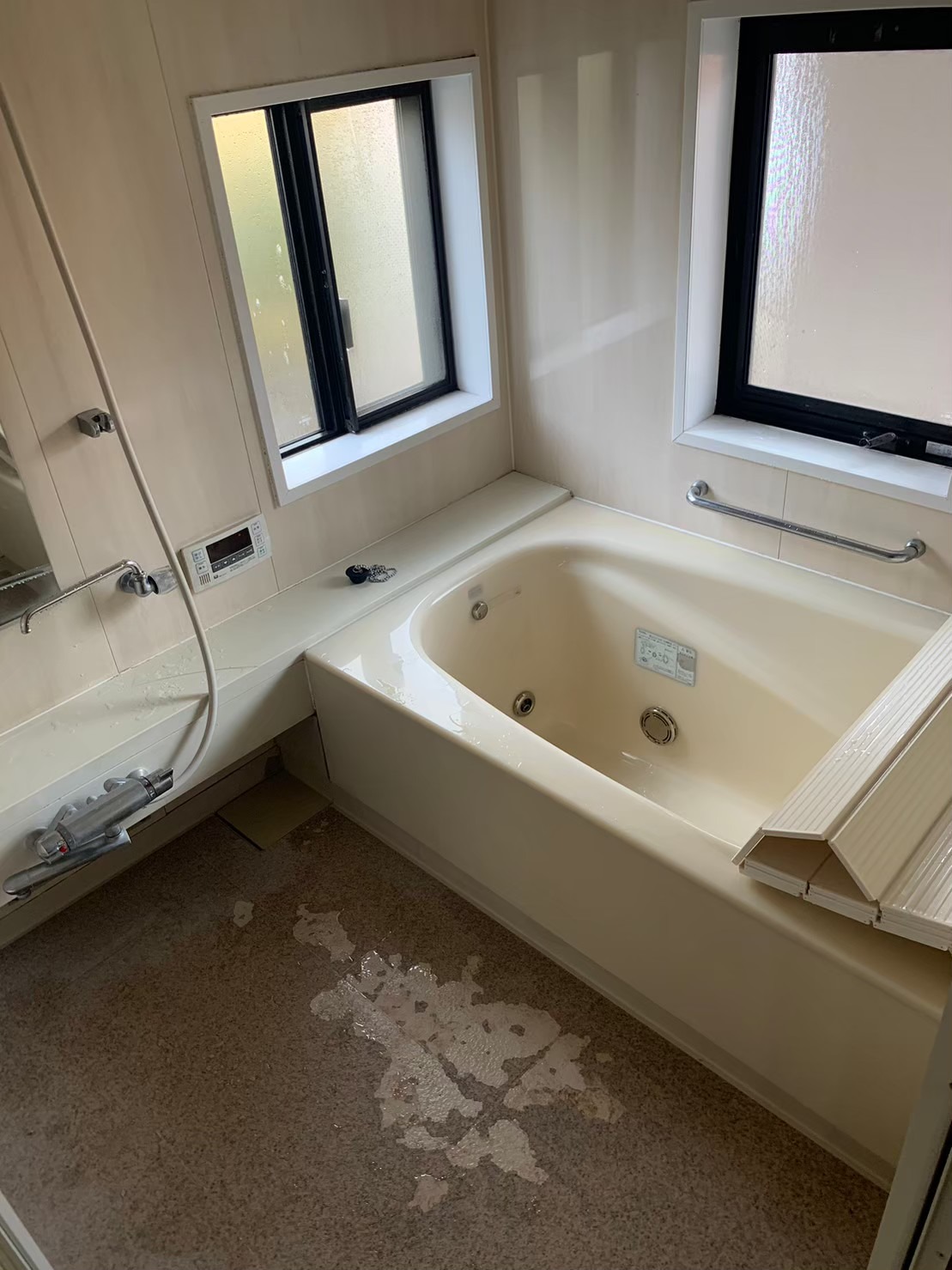 窓が多いユニットバスはしっかりと保温性をアップさせて