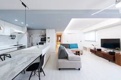 廊下を「主役」の空間へ。圧倒的な開放感を生んだLDK