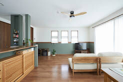 自然素材と色彩が溶け合う。温もり溢れるナチュラルリビング