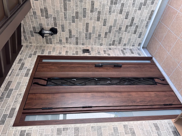 落ち着きあるカラーで見違えた玄関