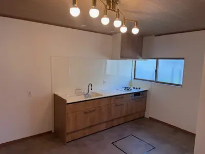 木目の扉で白い天板は明るいキッチン空間を演出します