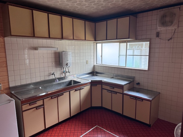 木目の扉で白い天板は明るいキッチン空間を演出します