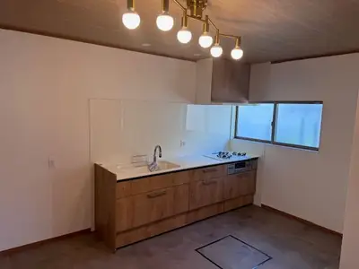 木目の扉で白い天板は明るいキッチン空間を演出します