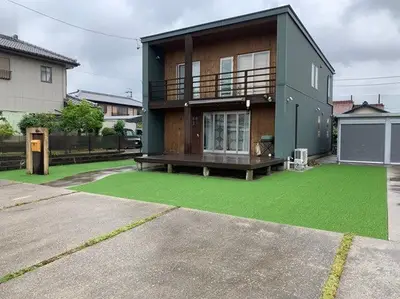 人工芝で手入れもしやすく１年中緑のお庭に！！