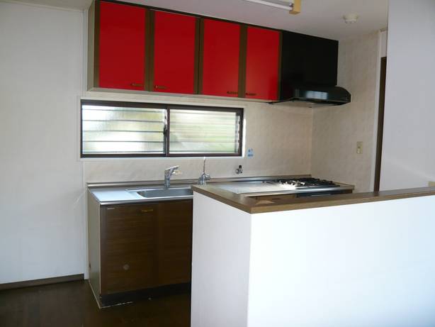 対面キッチンでお子様を見守りながら