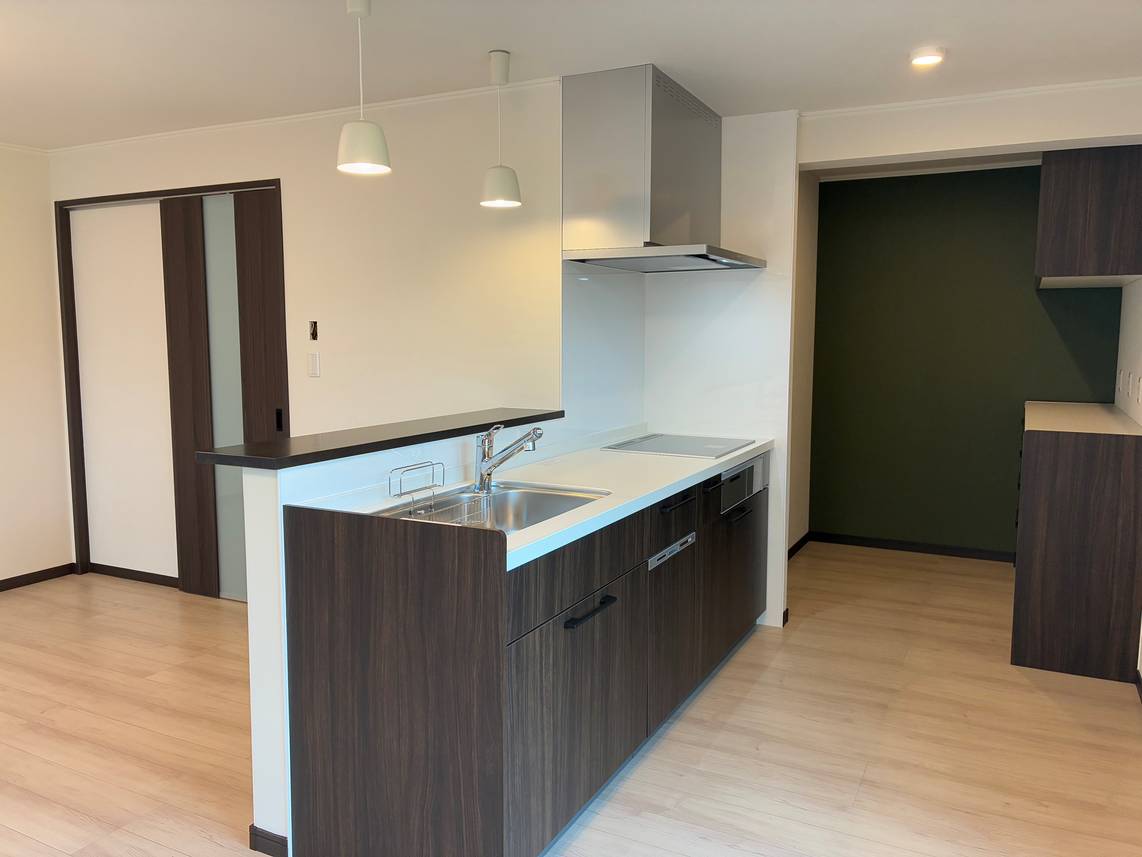 対面キッチンでお子様を見守りながら