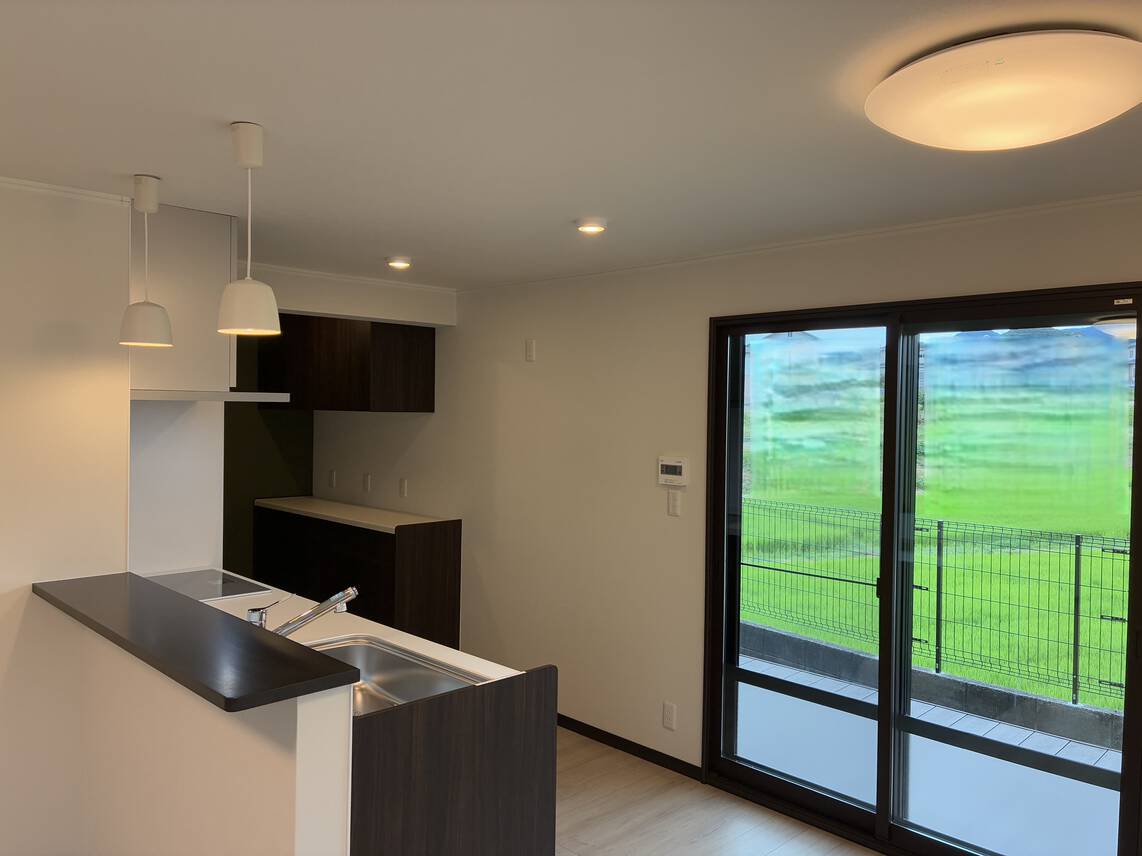 対面キッチンでお子様を見守りながら