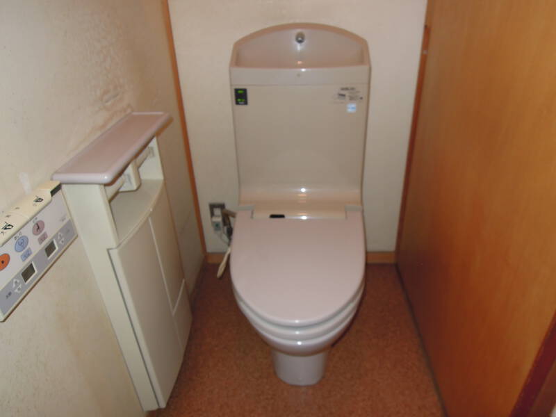 便器の取替と手洗いカウンターを新設しました