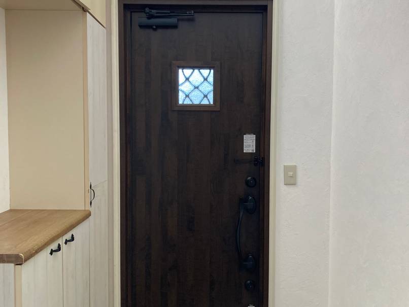 築年数が経った玄関をわずか1日で