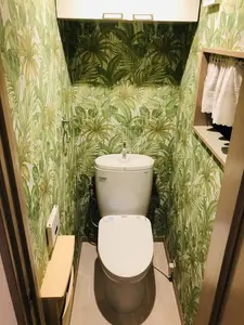 緑な壁紙を使ってイメージを一新したトイレ空間