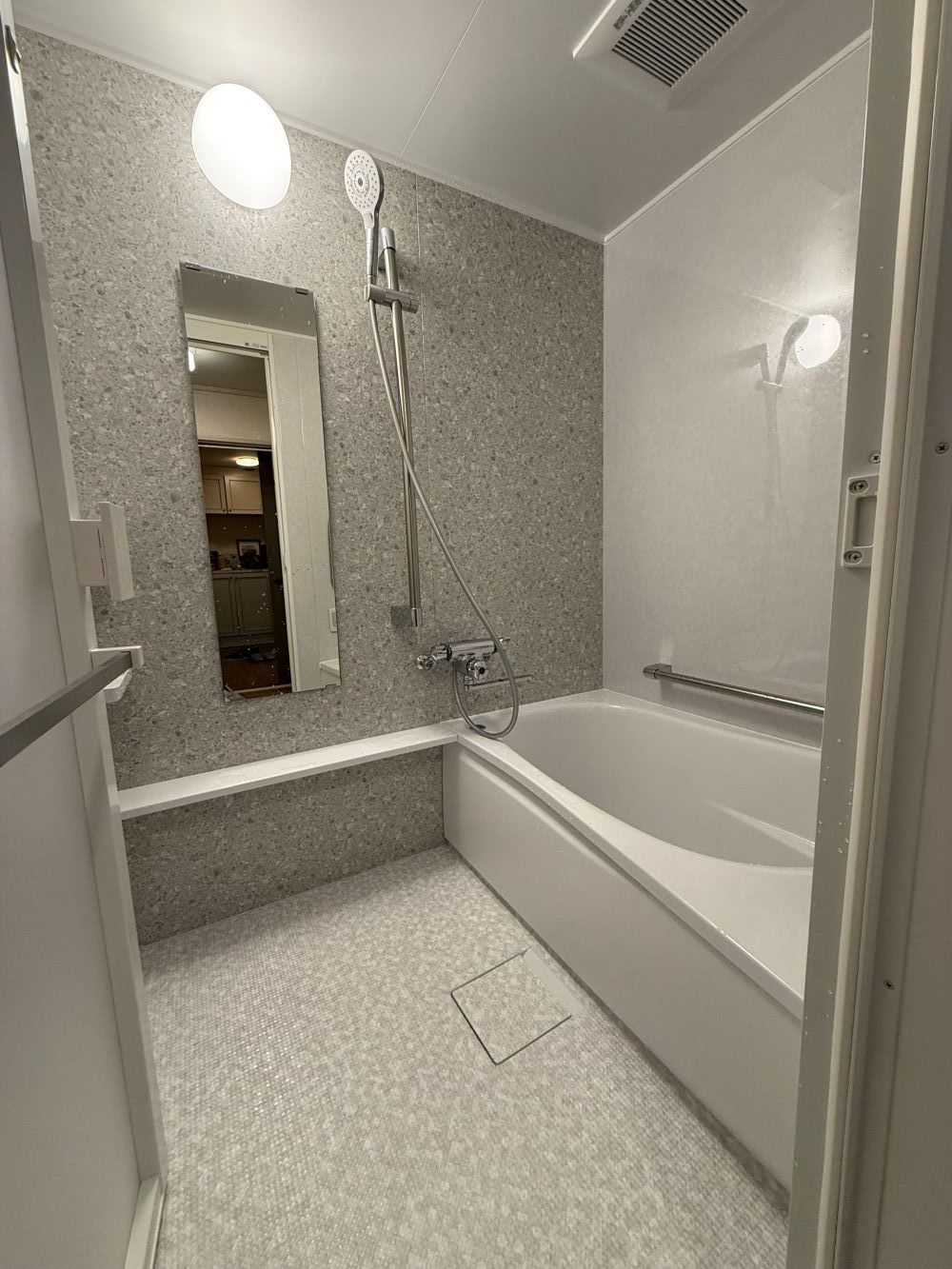 グレーでまとめてスタイリッシュに　ユニットバスリフォーム