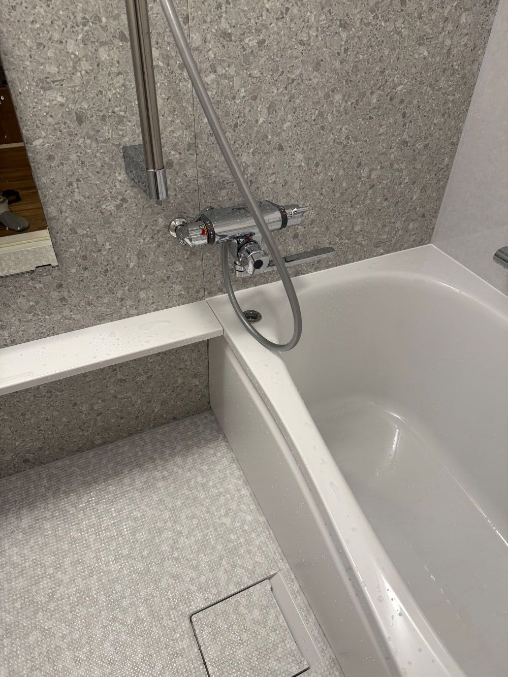 グレーでまとめてスタイリッシュに　ユニットバスリフォーム