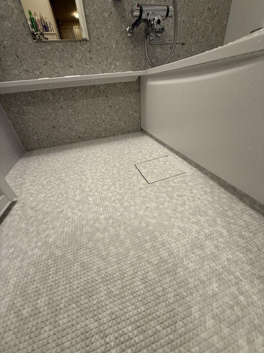 グレーでまとめてスタイリッシュに　ユニットバスリフォーム