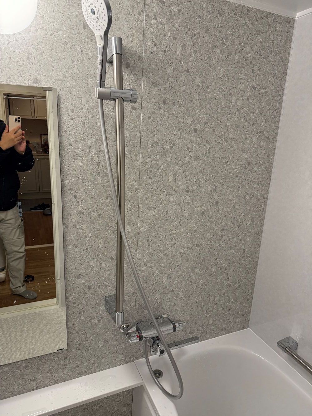 グレーでまとめてスタイリッシュに　ユニットバスリフォーム