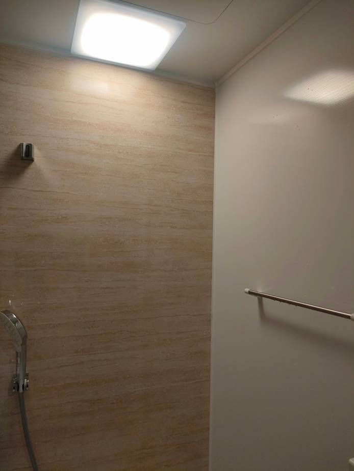 シンプルで清潔感のあるバスルーム