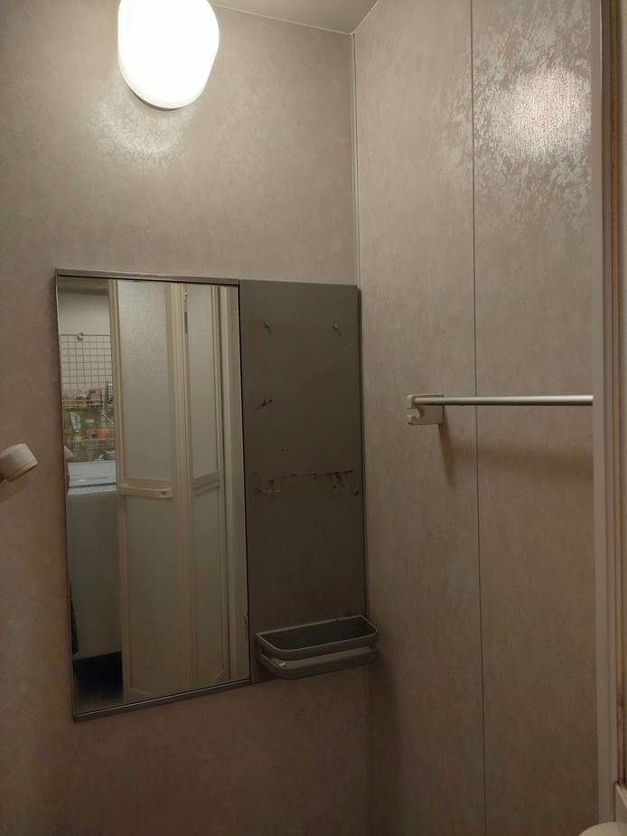 シンプルで清潔感のあるバスルーム