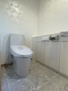 内装も一新。上品なアクセントクロスが映えるトイレリフォーム