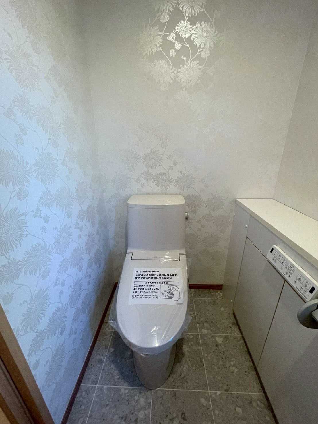 内装も一新。上品なアクセントクロスが映えるトイレリフォーム