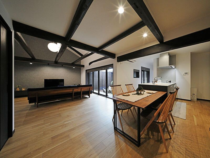 坪庭を囲み家族の記憶と共に歩む家