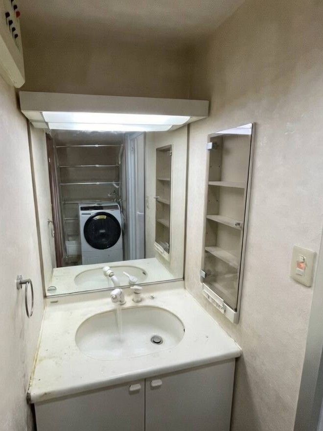 大きめの洗面台とすっきりしたトイレ